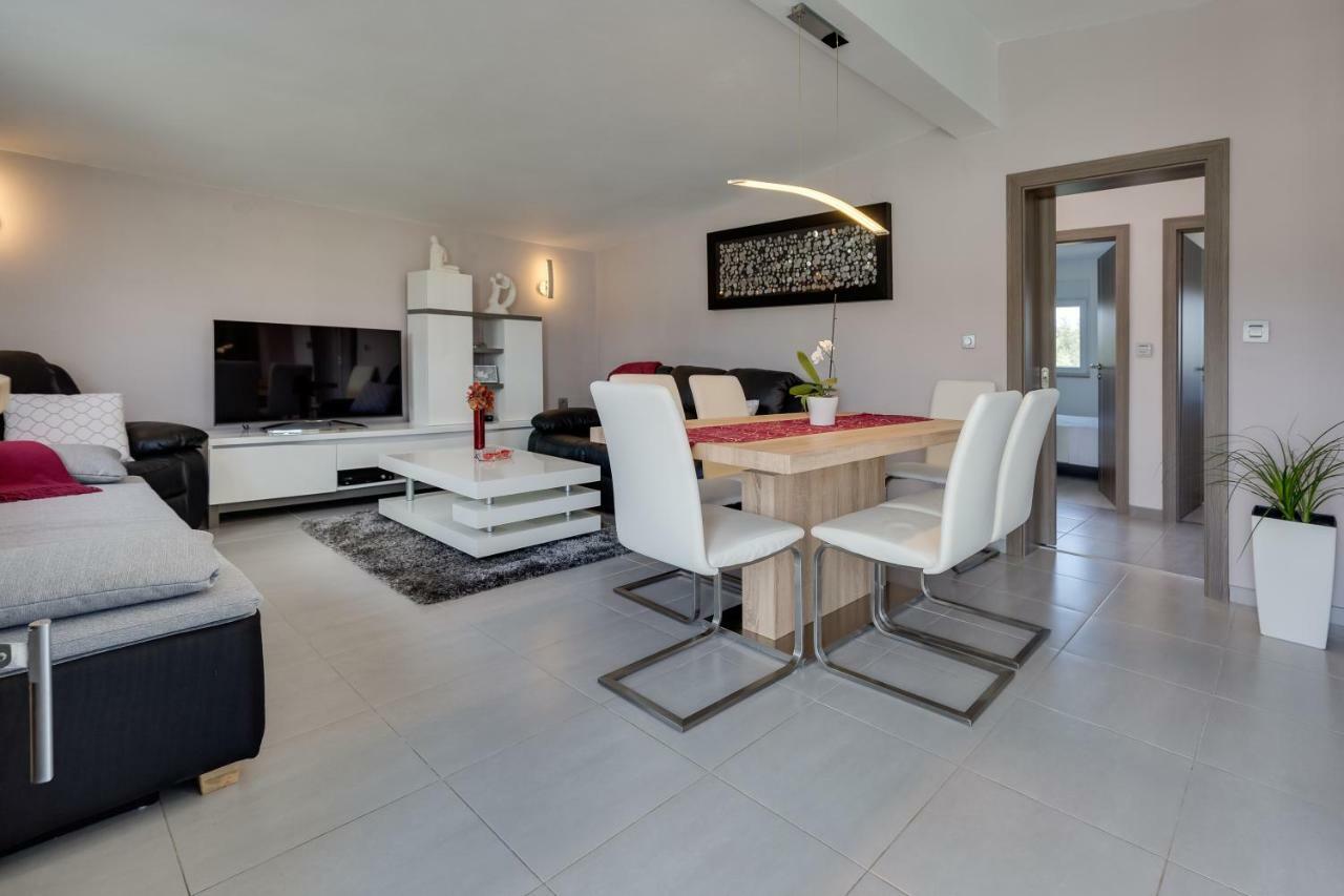 Modern And Spacious Apartment Bibinje Exterior foto
